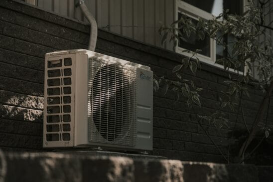 Usar o modo automático ou o timer: programar o desligamento depois que o ambiente já está aquecido evita que o aparelho funcione a noite inteira na potência máxima.