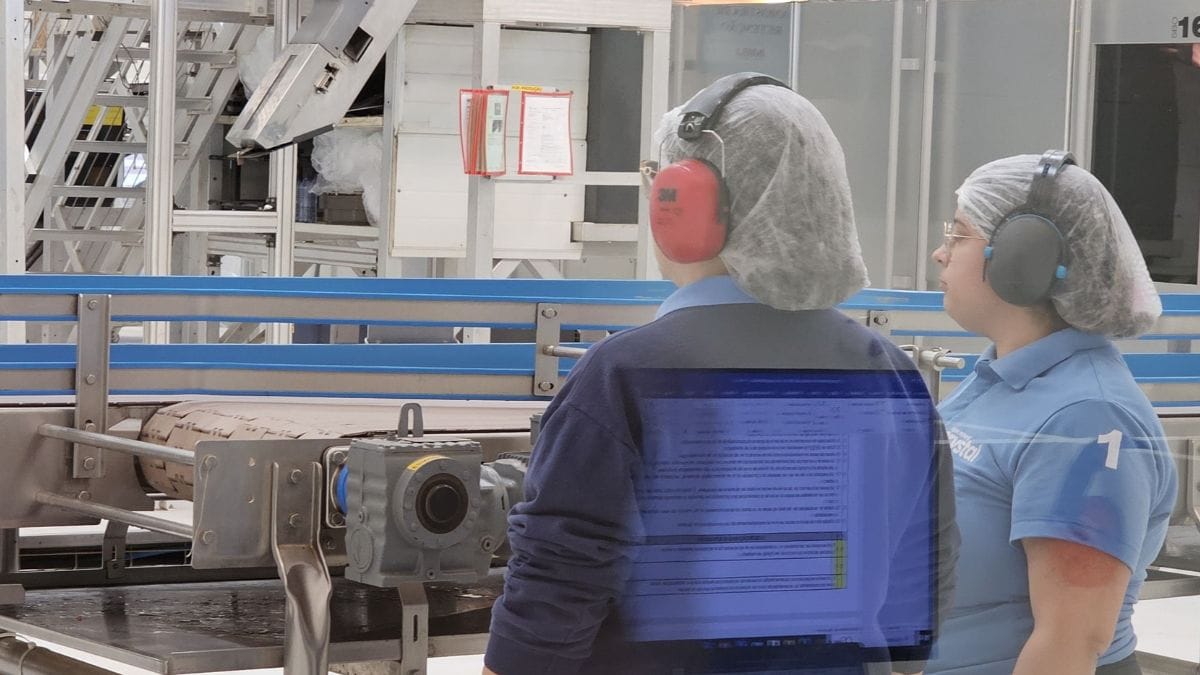 Funcionária da fábrica da água Crystal