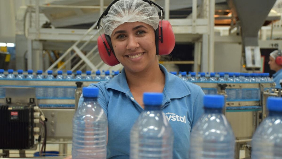Funcionária da fábrica da água Crystal