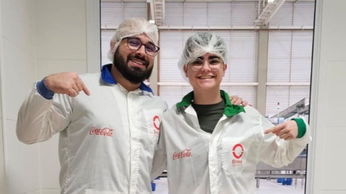 Funcionários da fábrica da água Crystal