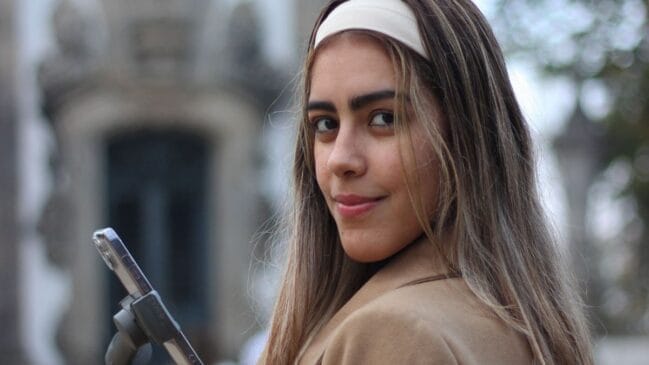 Jovem influenciadora usando faixa de cabelo