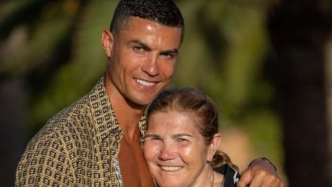 Cristiano Ronaldo em foto abraçando a mãe