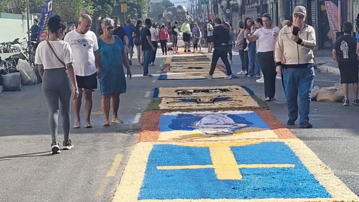 Confecção de tapetes de Corpus Christi no bairro Boqueirão, em Praia Grande