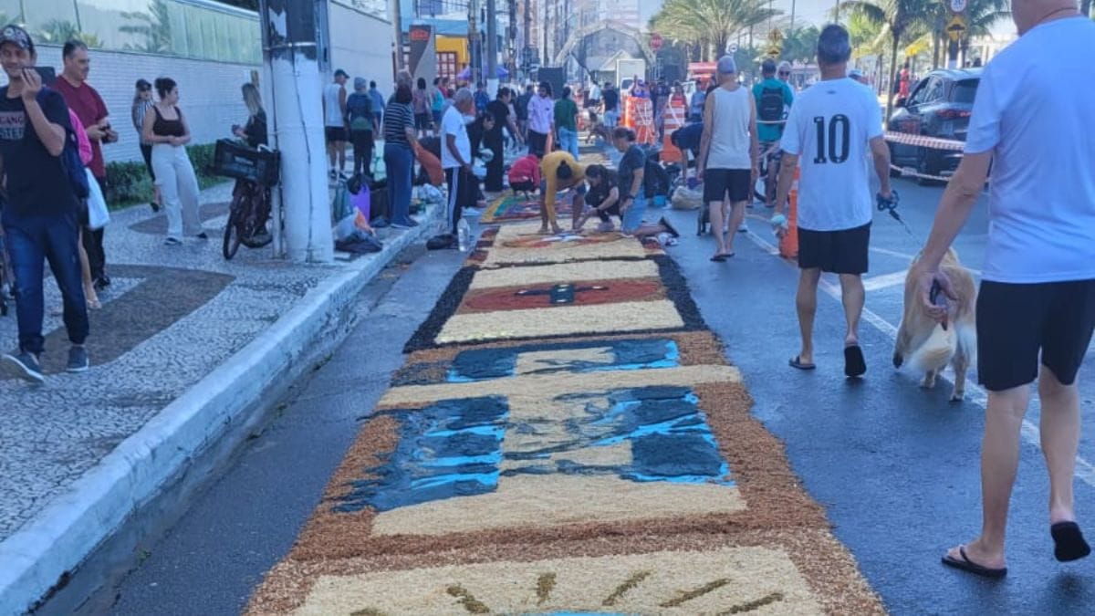 Confecção de tapetes de Corpus Christi no bairro Boqueirão, em Praia Grande