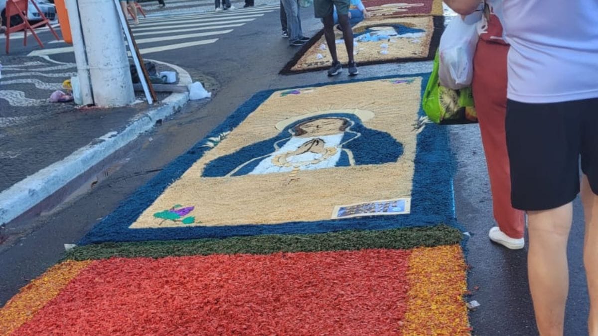 Confecção de tapetes de Corpus Christi no bairro Boqueirão, em Praia Grande