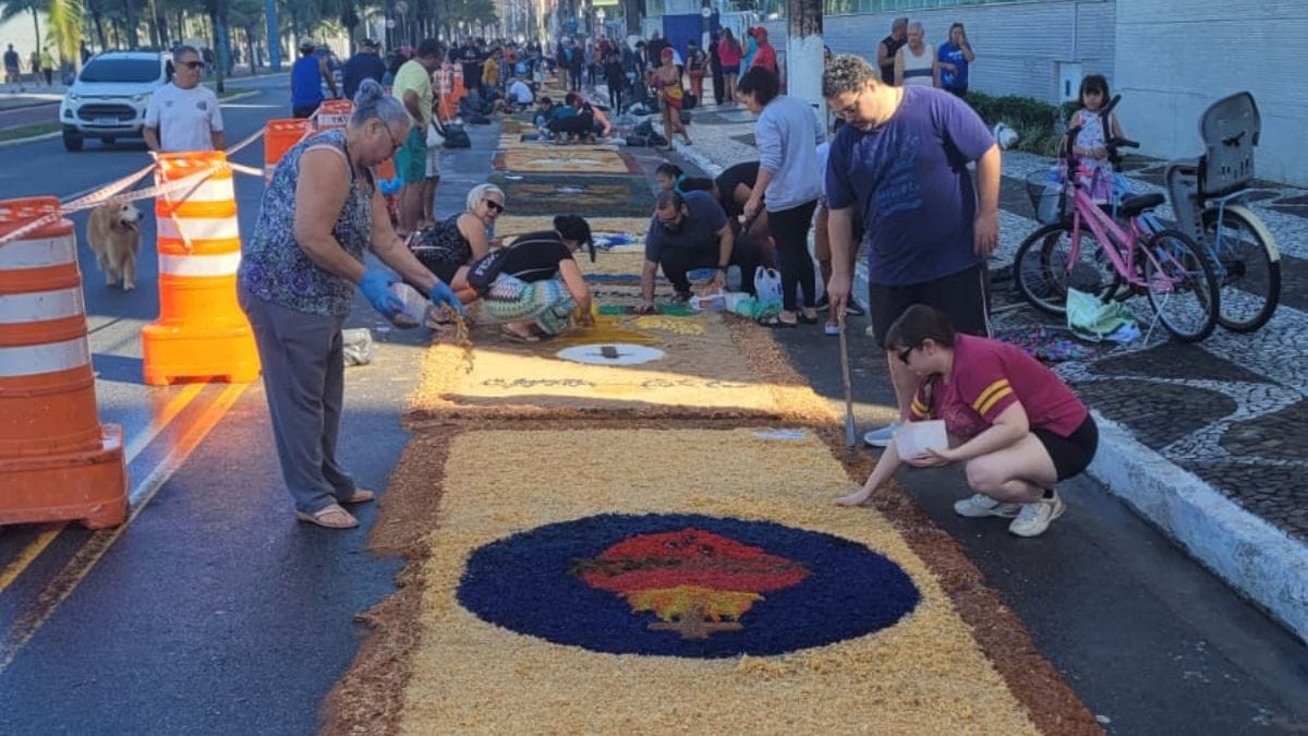 Confecção de tapetes de Corpus Christi no bairro Boqueirão, em Praia Grande