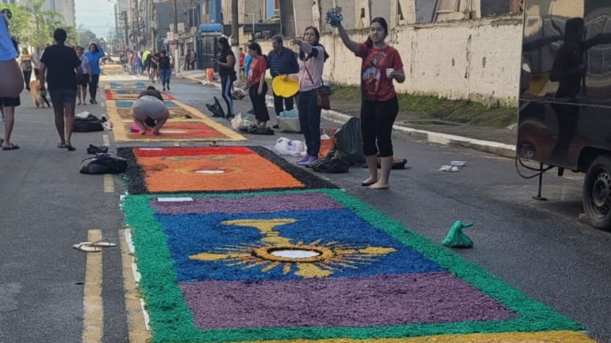 Confecção de tapetes de Corpus Christi no bairro Boqueirão, em Praia Grande