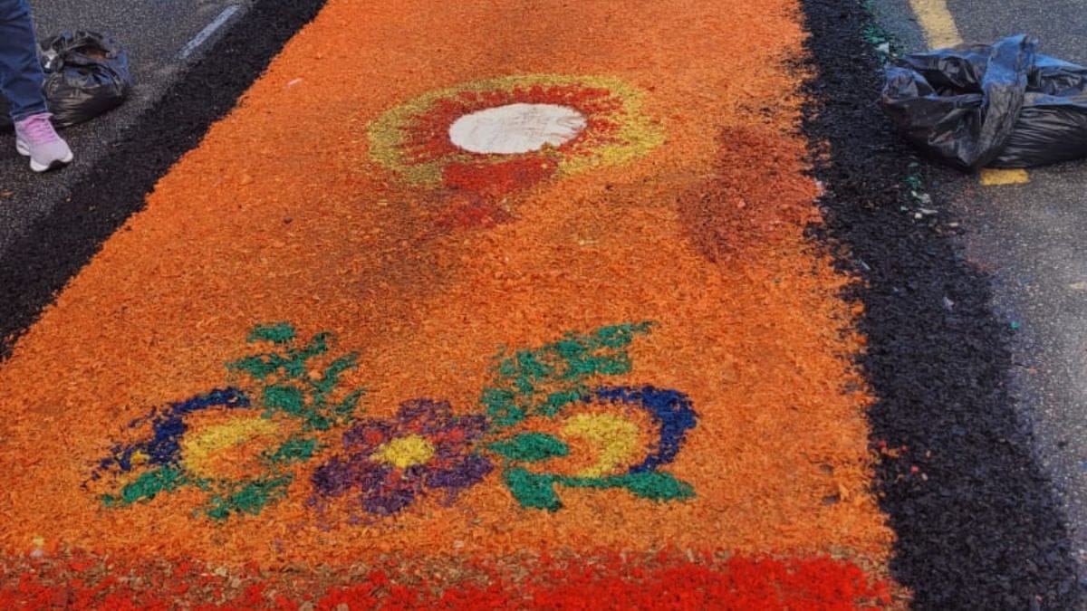 Confecção de tapetes de Corpus Christi no bairro Boqueirão, em Praia Grande