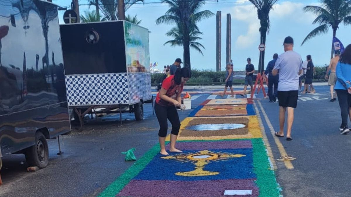 Confecção de tapetes de Corpus Christi no bairro Boqueirão, em Praia Grande
