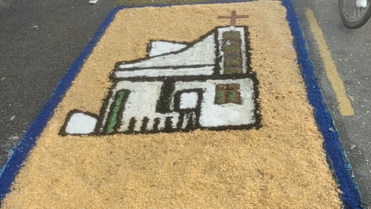 Confecção de tapetes de Corpus Christi no bairro Boqueirão, em Praia Grande