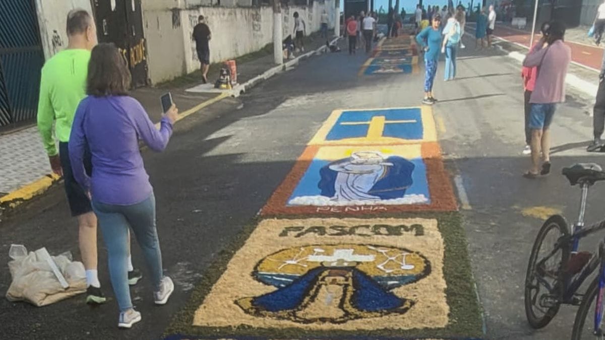 Confecção de tapetes de Corpus Christi no bairro Boqueirão, em Praia Grande