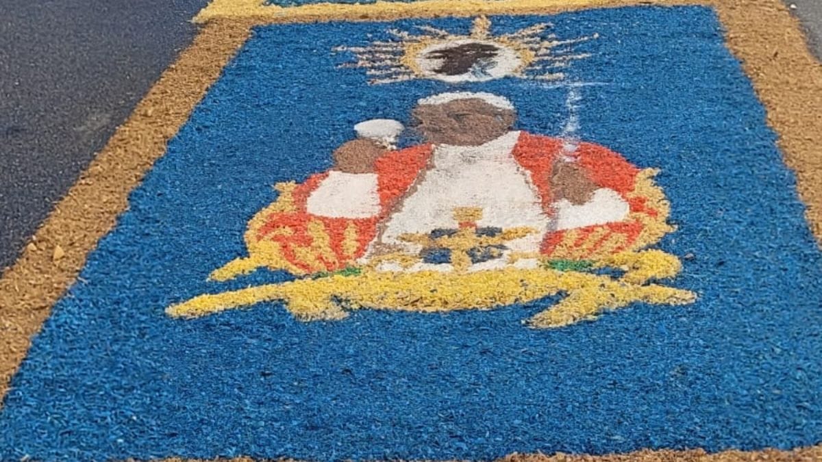 Confecção de tapetes de Corpus Christi no bairro Boqueirão, em Praia Grande
