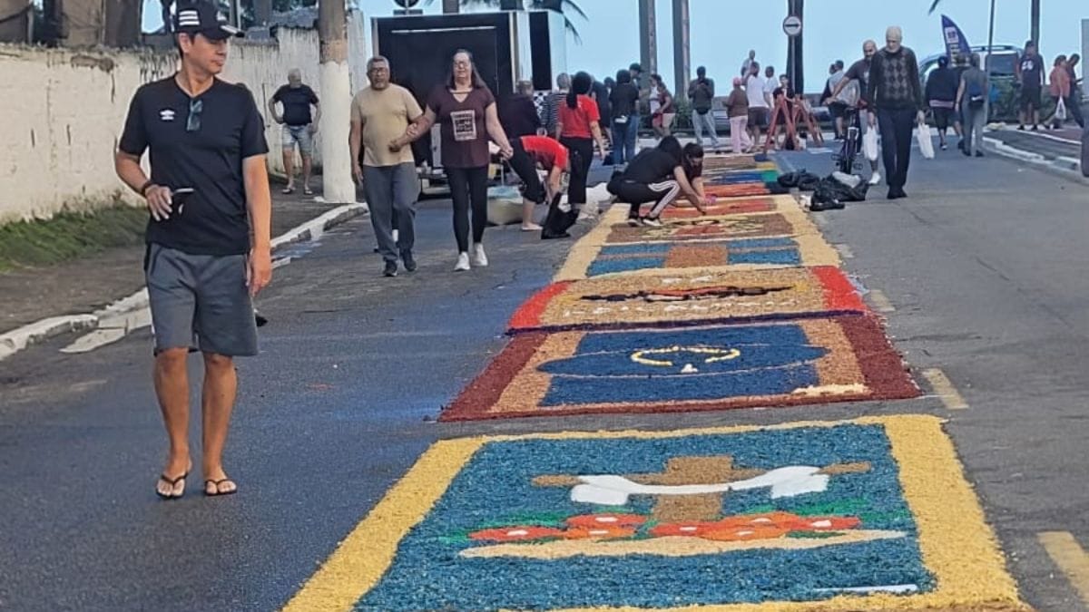 Confecção de tapetes de Corpus Christi no bairro Boqueirão, em Praia Grande