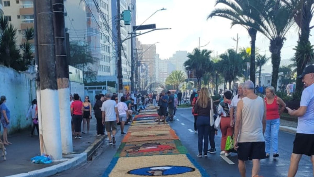 Confecção de tapetes de Corpus Christi no bairro Boqueirão, em Praia Grande