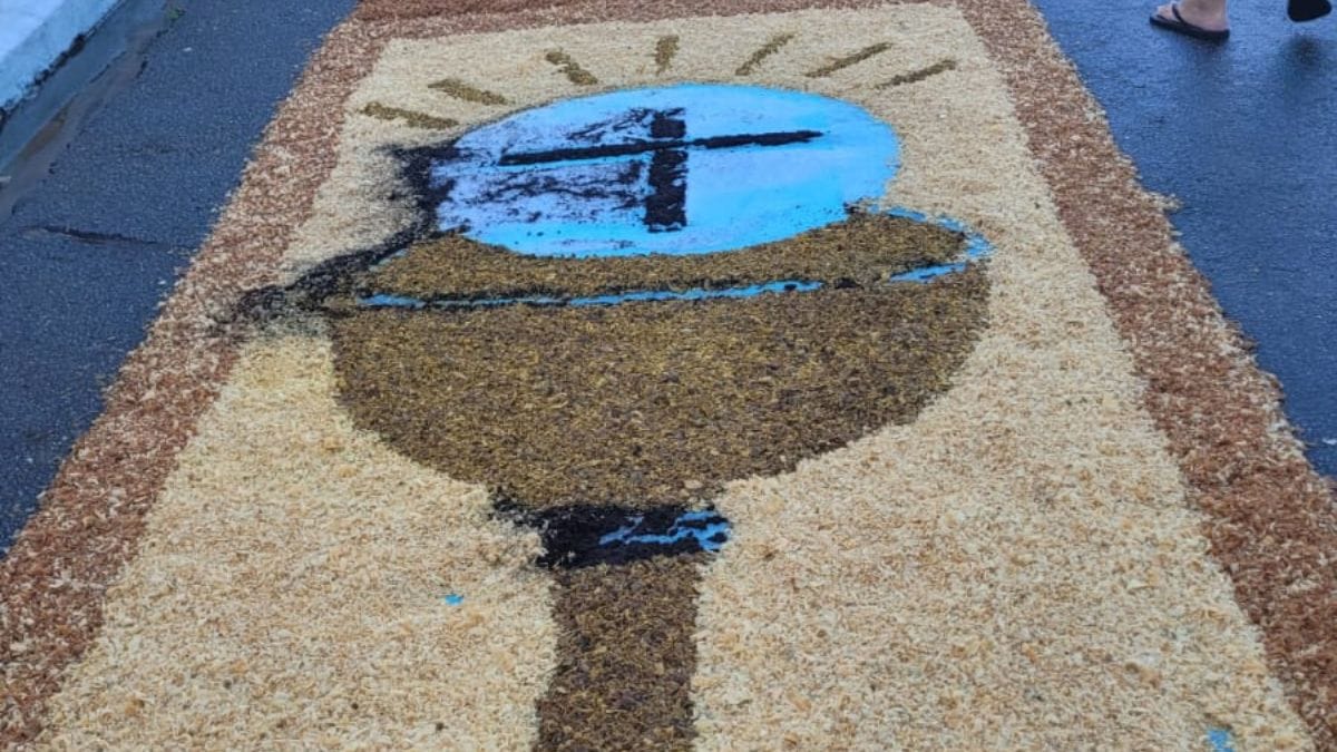 Confecção de tapetes de Corpus Christi no bairro Boqueirão, em Praia Grande