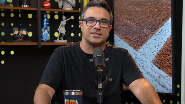 O narrador esportivo Fernando Nardini em podcast