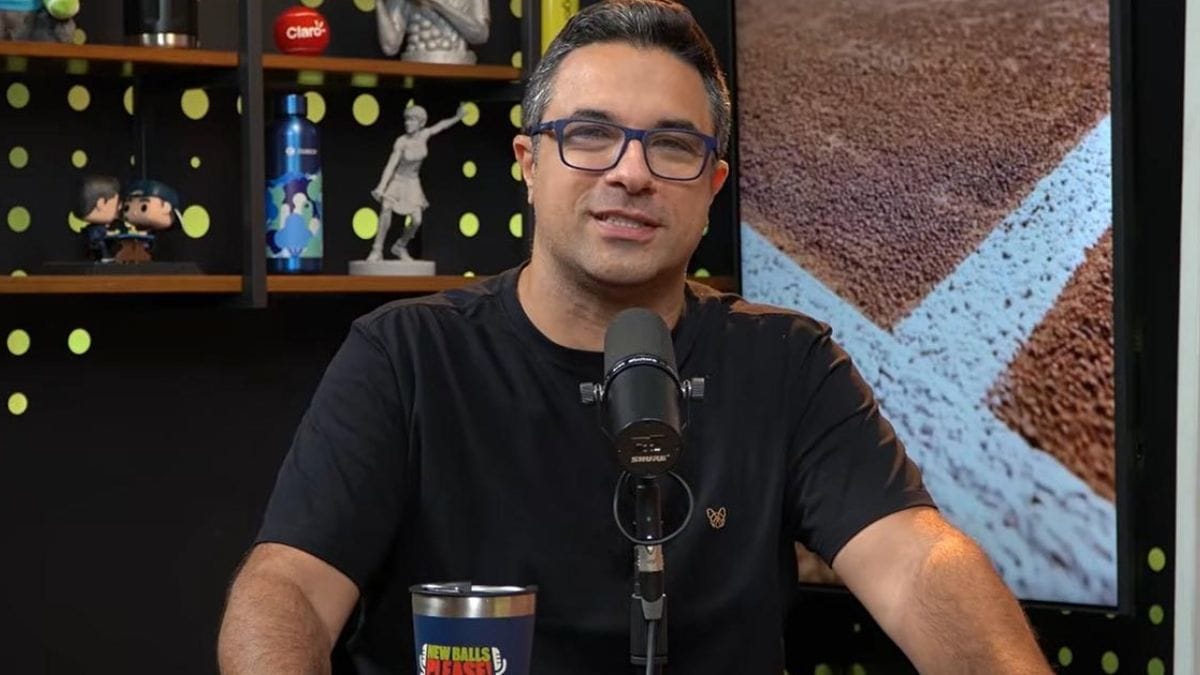 O narrador esportivo Fernando Nardini em podcast