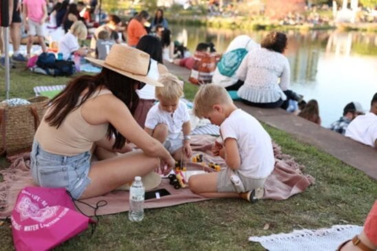 Famíilias personalizando lanternas para festival