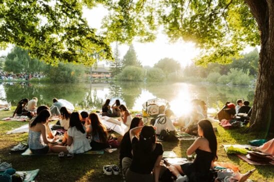 Famíilias personalizando lanternas para festival