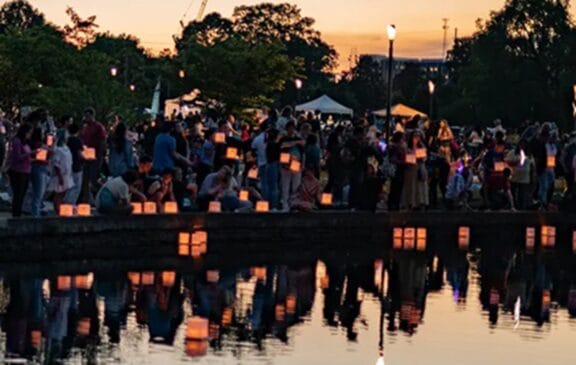 Lanternas sendo colocadas na água no Festival