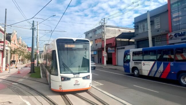 ‘Fico 40 minutos esperando’: Passageiros do litoral relatam caos na rotina dos ônibus