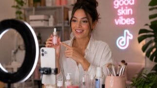 Imagem gerada por Inteligência Artificial de uma influenciadora gravando vídeos para TikTok