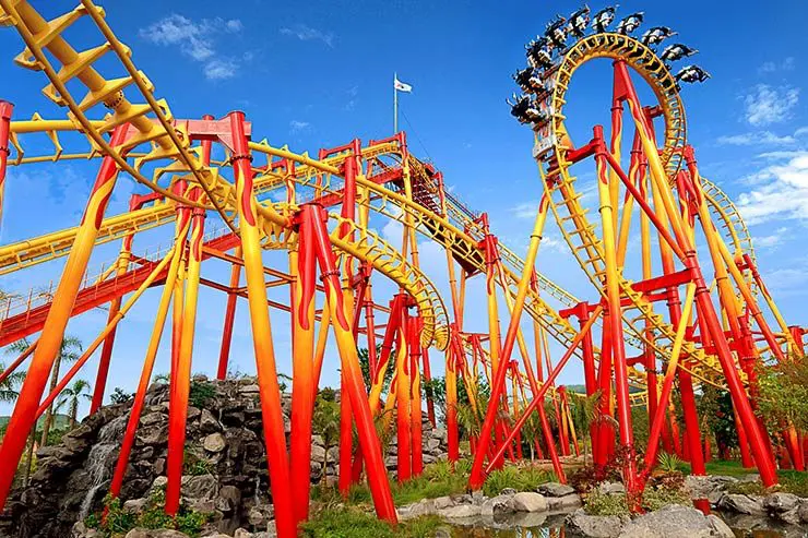 Estrutura completa da montanha-russa FireWhip vista de longe no parque Beto Carrero World.