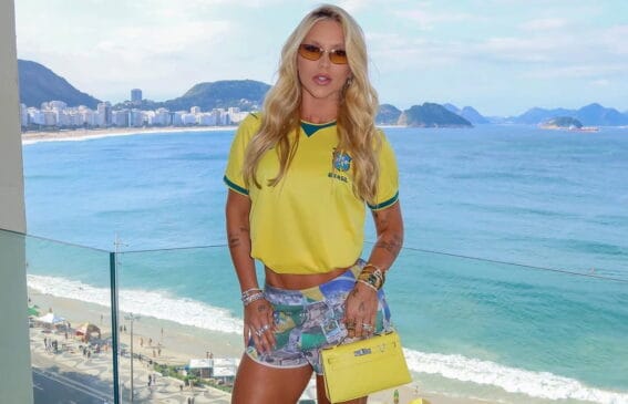 A influenciadora VIrgínia, ex do jogador Vini Jr., apareceu na partida com a bolsa na versão amarela.