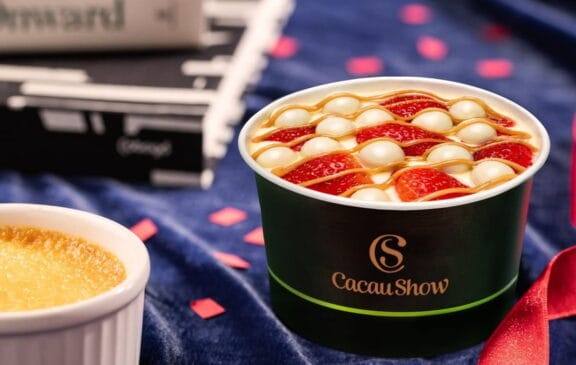 A França também aparece com destaque, trazendo um fondue inspirado na tradicional sobremesa crème brûlée, que faz uma mistura harmoniosa de chocolate branco, frutas frescas, drageados sabor crème brûlée e calda de caramelo