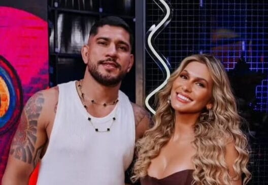 De acordo com relatos de bastidores, o romance começou após os dois se conhecerem nos estúdios do programa Domingão com Huck.