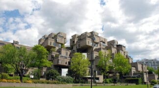 Com módulos de concreto empilhados como gigantescas peças de Lego, o empreendimento revolucionou a arquitetura mundial ao propor uma nova forma de morar nas grandes cidades.