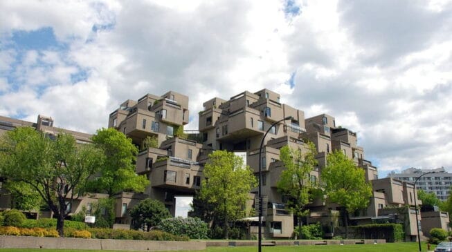 Com módulos de concreto empilhados como gigantescas peças de Lego, o empreendimento revolucionou a arquitetura mundial ao propor uma nova forma de morar nas grandes cidades.