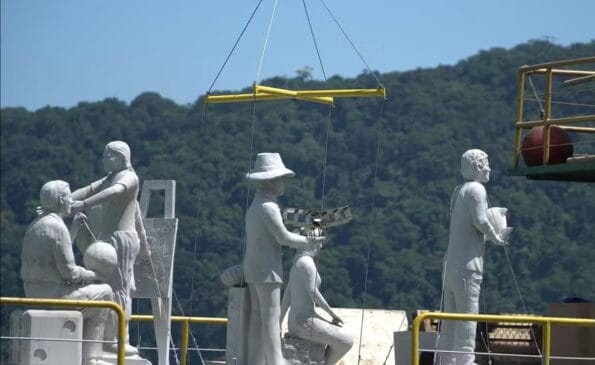 As esculturas possuem entre 1,70 e 2,45 metros de altura e chegam a pesar cerca de três toneladas cada.