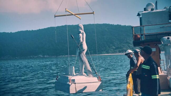 Após alguns minutos de mergulho, os visitantes encontram uma verdadeira galeria submersa cercada por peixes, algas e outras formas de vida marinha