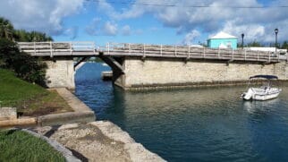 Localizada nas Bermudas, a histórica Somerset Bridge conecta a Ilha Somerset à ilha principal do arquipélago e é considerada uma das atrações mais curiosas da região.