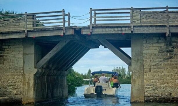 Atualmente, a ponte possui um pequeno painel de madeira removível que cria uma fresta estreita, espaço exato para a passagem dos mastros das embarcações