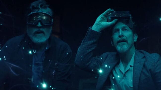 Produzida executivamente pelos irmãos Matt e Ross Duffer, a série apresenta uma proposta que mistura elementos clássicos do cinema de Spielberg com o suspense sobrenatural característico das obras de Stephen King.