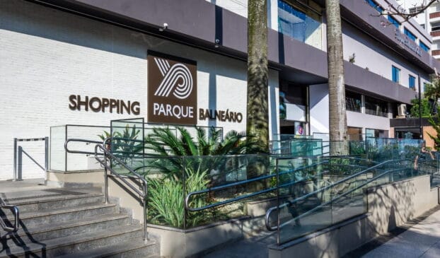Em Santos, o clima do torneio já começou antes mesmo da bola rolar, e o Shopping Parque Balneário decidiu transformar essa tradição em ponto de encontro oficial para colecionadores.