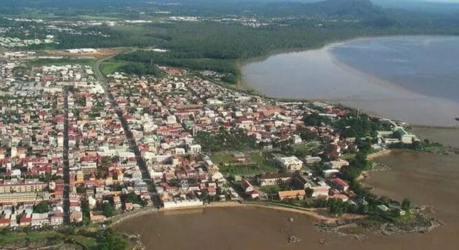 O avanço do projeto está diretamente ligado à transformação econômica vivida pela Guiana nos últimos anos