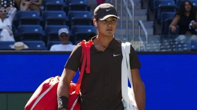 O jovem de 17 anos derrotou o norte-americano Michael Antonius por 2 sets a 0, com parciais de 6/3 e 6/4, em uma atuação dominante nas quadras de saibro de Paris Reprodução/Instagram/@gutomigueltenista