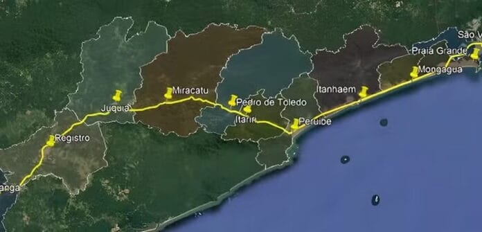 O traçado preliminar prevê estações em treze municípios paulistas, incluindo Santos, São Vicente, Praia Grande, Mongaguá, Itanhaém, Peruíbe, Itariri, Pedro de Toledo, Miracatu, Juquiá, Registro, Jacupiranga e Cajati