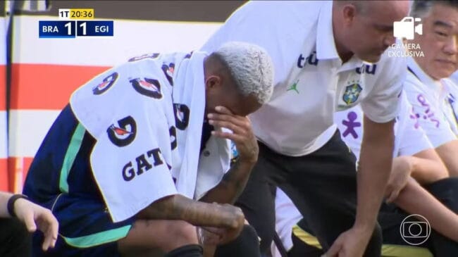 Após sentir dores na parte interna da coxa esquerda, Wesley deixou o gramado e passou por exames de imagem