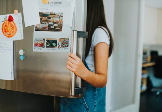 Nunca guardar alimentos ainda quentes