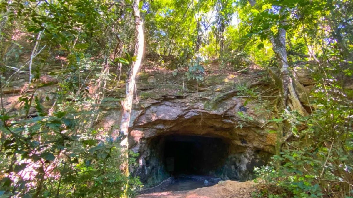 Área interna de caverna com acúmulo de água