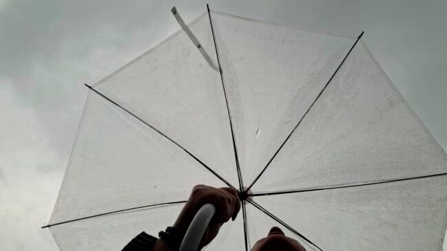 Prepare o casaco e o guarda-chuva: Litoral de SP terá mudança de tempo repentina com mais de 5 dias sem sol