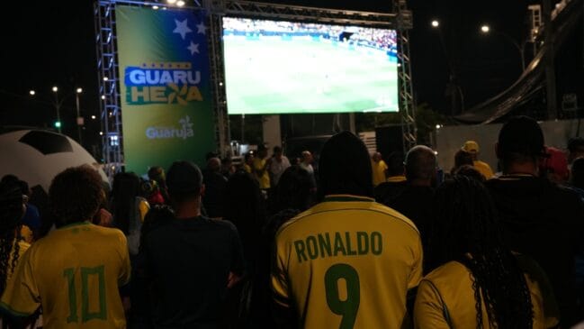 Guarujá monta arena com cinco telões e arquibancadas para o jogo do Brasil
