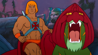 A imagem, com o título he-man-relembre-os-sermoes-que-eram-dados-pelo-heroi-no-encerramento-da-animacao.jpg, é uma ilustração do desenho animado He-Man e os Defensores do Universo. He-Man, à esquerda, com seu arnês azul e vermelho, segura a rédea do Gato Guerreiro. À direita, o Gato Guerreiro, verde e laranja, usa seu elmo vermelho e ruge, com a boca aberta. O fundo é o Castelo de Grayskull sob um céu roxo.
