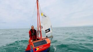Após dois dias no mar, velejador que sonhava quebrar um recorde histórico precisou pedir socorro e viu seu micro barco desaparecer (Foto: Reprodução)
