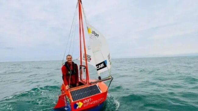 Após dois dias no mar, velejador que sonhava quebrar um recorde histórico precisou pedir socorro e viu seu micro barco desaparecer (Foto: Reprodução)
