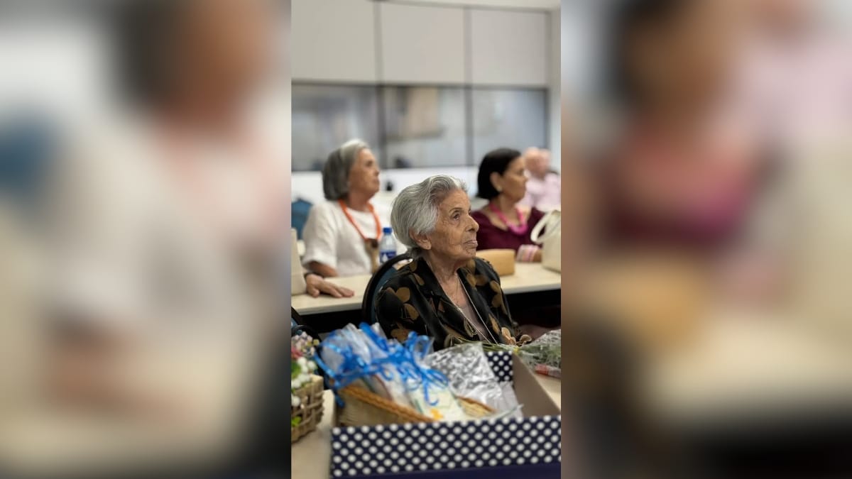 Abraço emocionante entre uma formanda idosa e sua mãe de 98 anos após a defesa de TCC, simbolizando orgulho, apoio familiar e a importância dos laços afetivos em todas as idades.